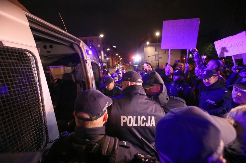 Policja interweniowała przed rezydencją metropolity gdańskiego. Fot. PAP/Leszek Szymański