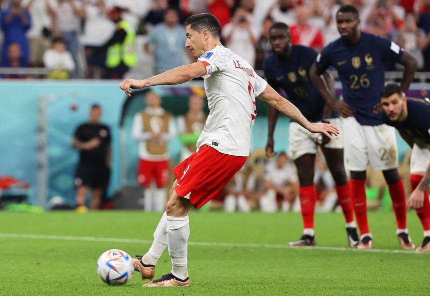 Robert Lewandowski na osłodę strzelił gola dla Polski w meczu z Francją na mundiali w Katarze. Fot. PAP/EPA/Ali Haider
