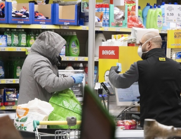 Zapasy w domu na wypadek wojny, klęski, epidemii. Co należy zgromadzić?
