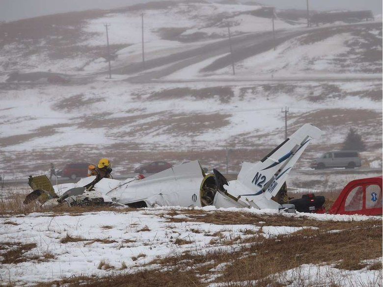 Wrak samolotu Mitsubishi MU2B, który spadł 29.03.2016 100 m od krótkiego pasa na wyspie Magdaleny w kanadyjskim Quebecu•David Noel / THE CANADIAN PRESS