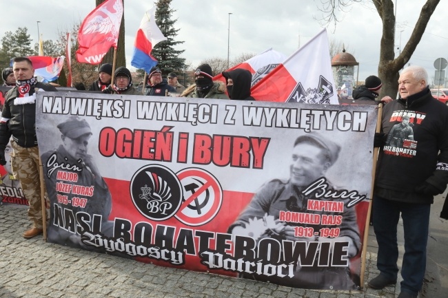 Uczestnicy V Hajnowskiego Marszu Pamięci Żołnierzy Wyklętych, fot. PAP/Artur Reszko