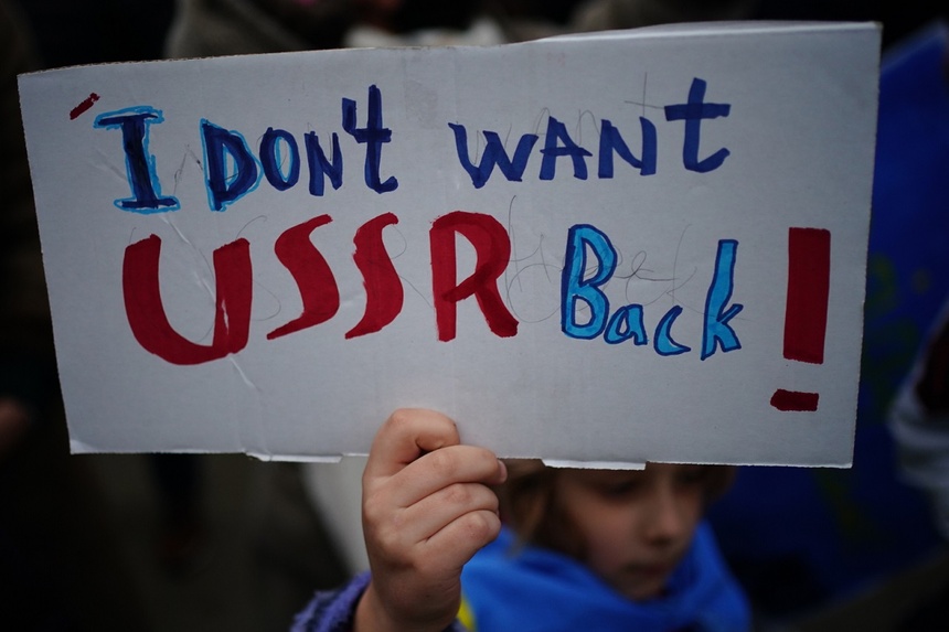 Zachodnie społeczeństwa protestują przeciwko narastającej rosyjskiej agresji. Fot. PAP/EPA/CLEMENS BILAN