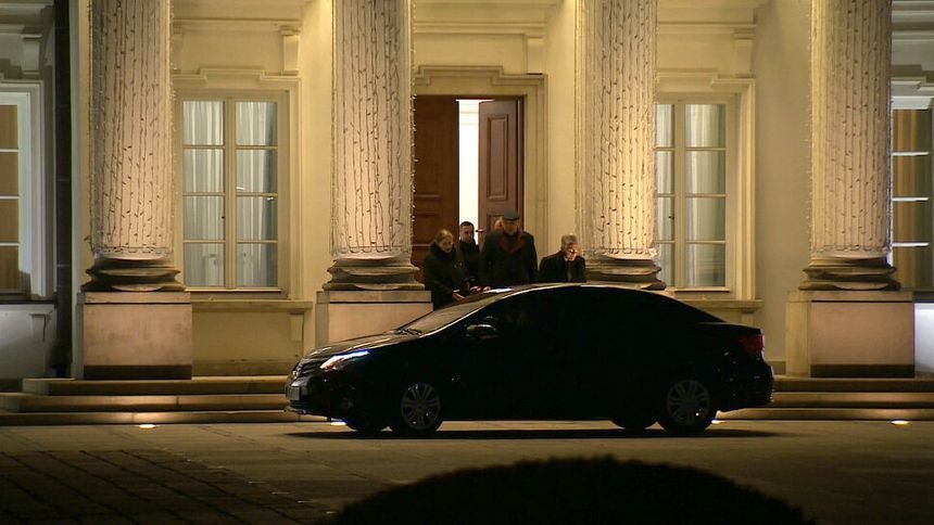 Stanisław Piotrowicz opuszcza chyłkiem pod osłoną nocy Pałac Prezydencki po ceremonii ślubowania nowych członków TK. Fot. kadr TVN24