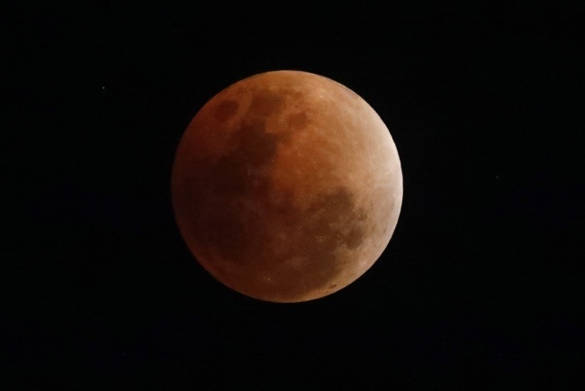 Podczas zaćmienia zobaczymy tzw. krwawy Księżyc, fot.  	PAP/EPA/ROLEX DELA PENA