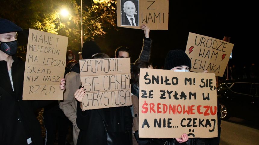 Po wyroku TK wybuchły w Polsce protesty, a sędziów skrytykował europarlament w rezolucji.