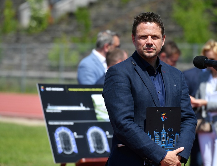 Trzaskowski o podwyżkach za parkowanie w stolicy. Twierdzi, że to tylko mała waloryzacja