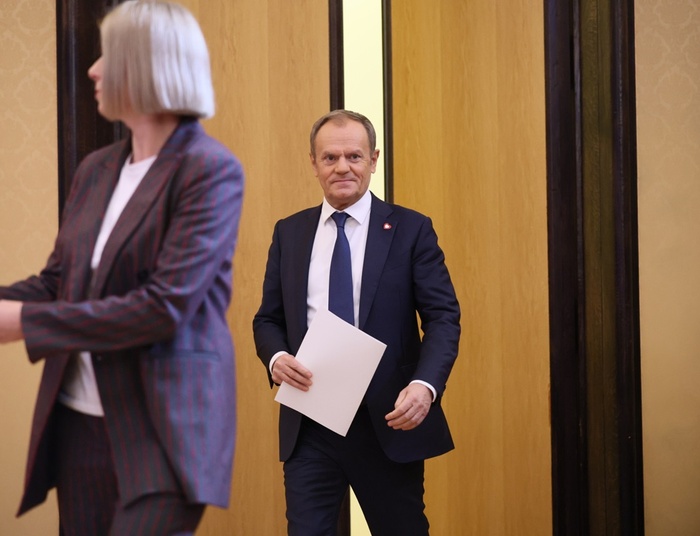 Zamiast paliwa po 5 zł - podwyżka opłaty paliwowej. I tak dalej