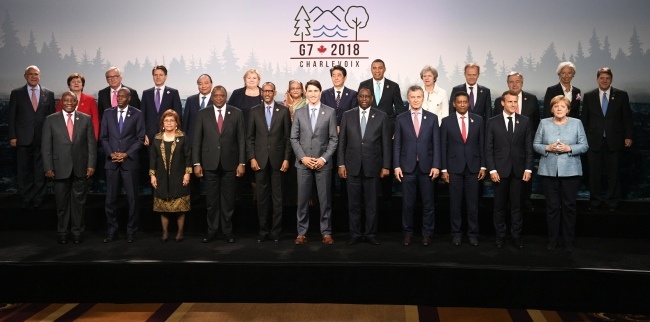Przywódcy biorący udział w szczycie G7, fot.  	PAP/EPA/NEIL HALL / POOL