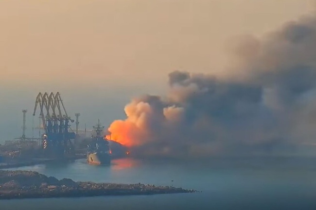 Płonący okręt desantowy "Orsk" należący do rosyjskiej floty czarnomorskiej, w okupowanym przez Rosjan porcie Berdiańsk. Fot. PAP/Oficjalna strona ukraińskich Morskich Sił Zbrojnych