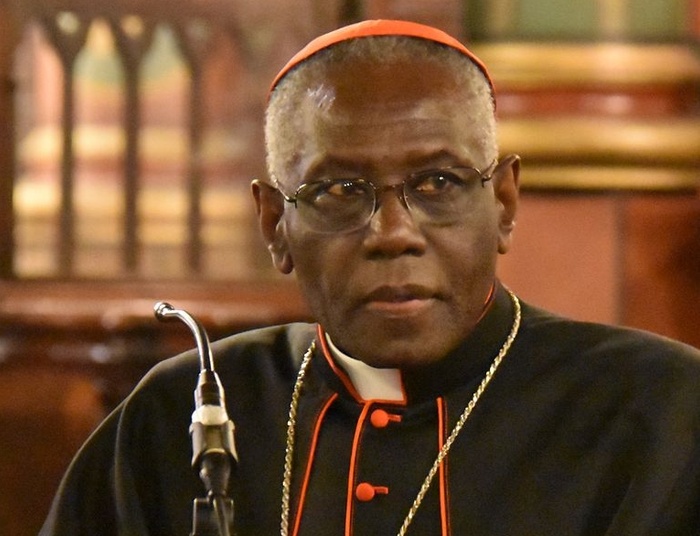 Kard. Sarah o Komunii św. na rękę: to atak diabła na Eucharystię