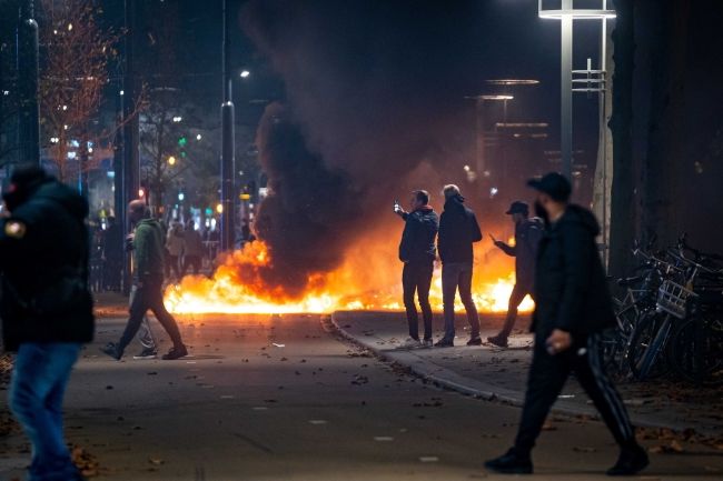 Zamieszki w Rotterdamie, fot. PAP/EPA/VLN NIEUWS