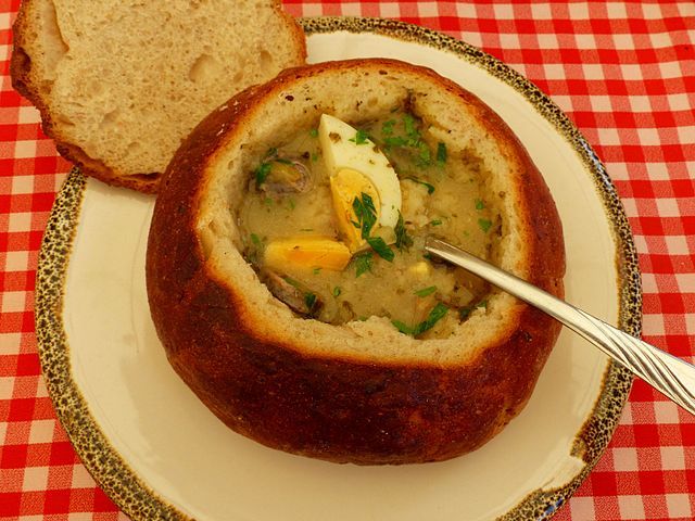 Żurek w chlebie z jajkiem i białą kiełbasą