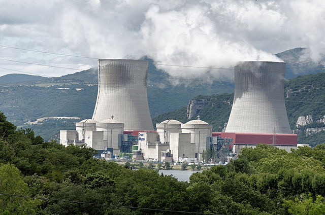 Elektrownia jądrowa Cruas we Francji. Fot. Wikipedia/ Yelkrokoyade