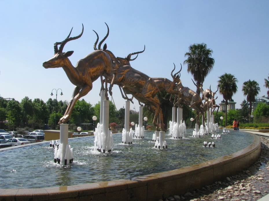 Zdjęcie ilustracyjne: fontanna z antylopami impala (większe od springboka) przed Gold Reef City Casino. Johannesburg. Wrzesień 2016 - zdjęcie własne.
