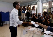Kyriakos Mitsotakis oddaje głos w wyborach. fot. PAP/EPA/ALEXANDROS VLACHOS