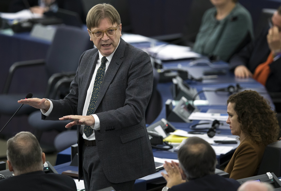 Guy Verhofstadt chce wykorzystać zamieszanie wokół Ryszarda Czarneckiego. Fot. PAP/EPA