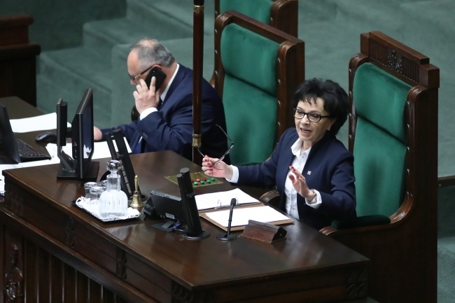 Marszałek Sejmu Elżbieta Witek poinformowała przed głosowaniem, że na salach w Sejmie jest 368 posłów, co oznacza, że jest kworum. Fot. PAP/Leszek Szymański