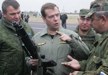 Miediwiediew i Sierdiukow na ćwiczeniach wojskowych.