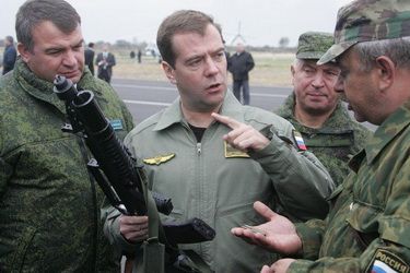 Miediwiediew i Sierdiukow na ćwiczeniach wojskowych.