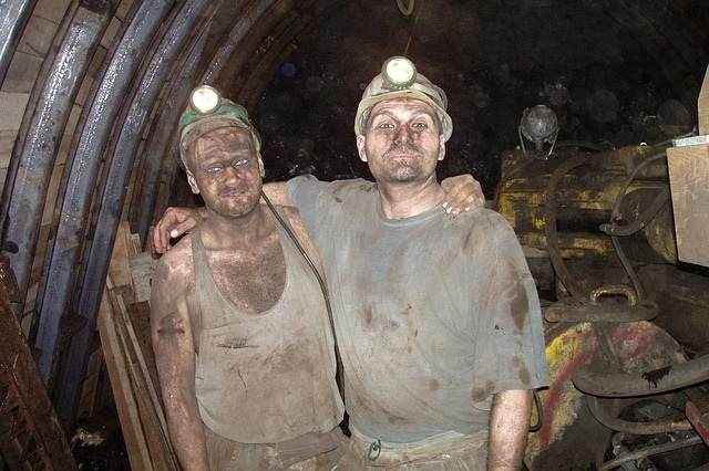 Górnicze spółki rozpoczęły przyjmowanie wniosków o 10-tysięczne rekompensaty za utracone prawo do bezpłatnego węgla.
