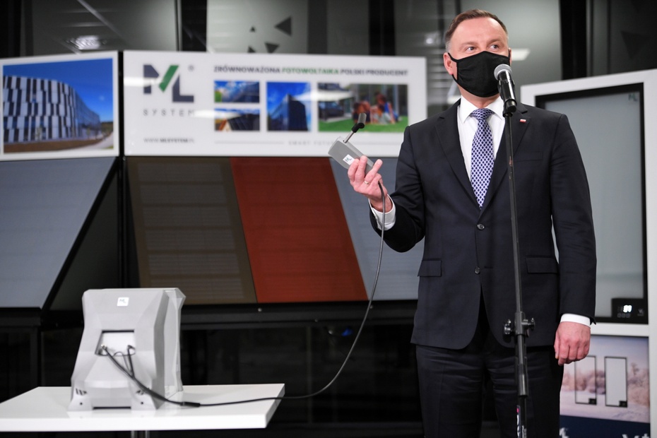 Prezydent zaprezentował urządzenie, które wykrywa COVID-19 z oddechu. fot. PAP/Darek Delmanowicz
