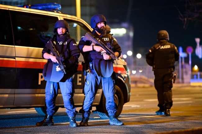 Oddziały specjalne austriackiej policji w Wiedniu, fot. PAP/EPA/CHRISTIAN BRUNA