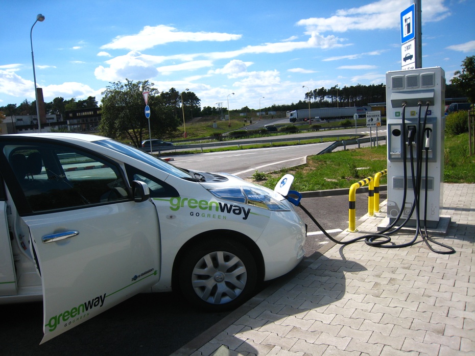 Punkt ładowania samochodu elektrycznego. Fot. Greenway Poland