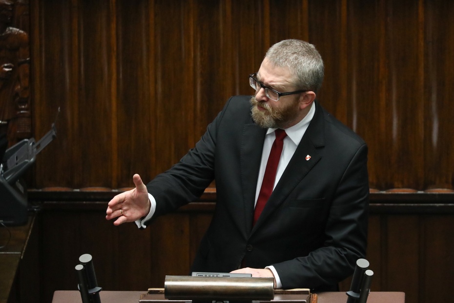 Poseł Konfederacji Grzegorz Braun przemawia na sali plenarnej Sejmu w Warszawie. fot. PAP/Tomasz Gzell