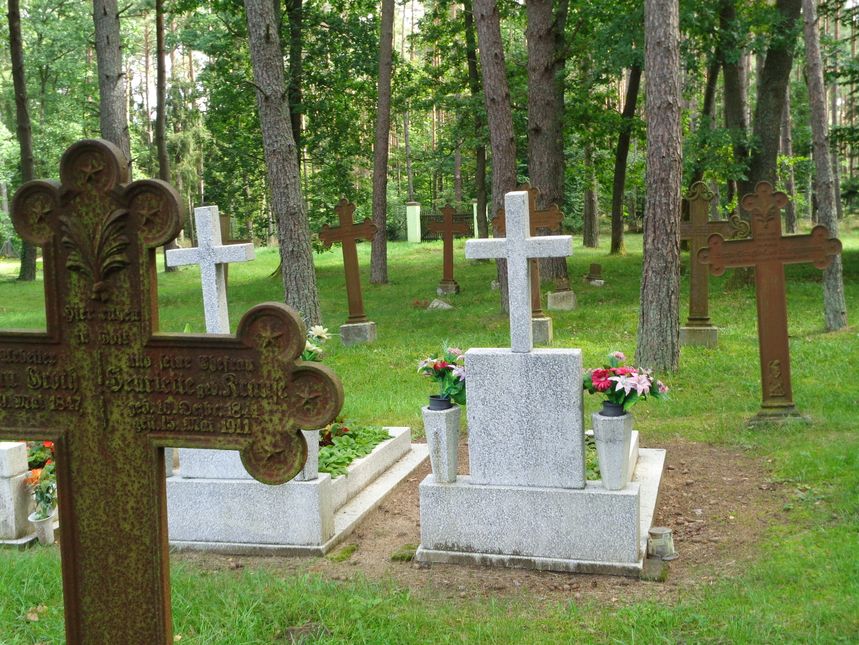 24 Dwa style nagrobków na wspaniale utrzymanym cmentarzu w Machowino. Żelazne krzyże na grobach niemieckich, i kamienne nagrobki - na polskich