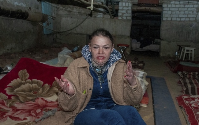 Kobieta w zrujnowanym domu w Charkowie, fot. PAP/EPA/VASILIY ZHLOBSKY