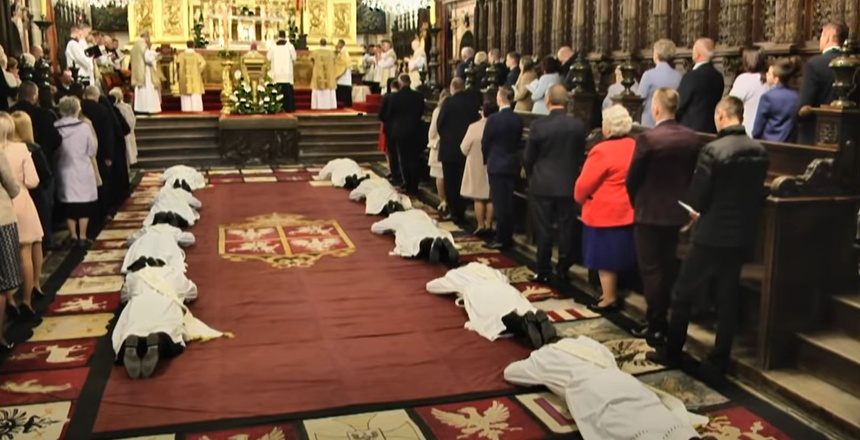 Święcenia kapłańskie w Katedrze na Wawelu. Fot. Youtube