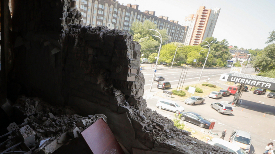 Widok na Kijów ze zniszczonego przez rosyjski ostrzał mieszkania / źródło: PAP/EPA