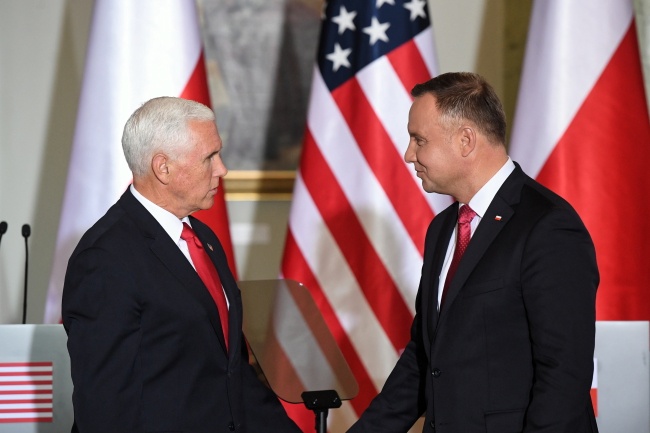Prezydent RP Andrzej Duda (P) oraz wiceprezydent USA Mike Pence (L) po konferencji prasowej w Sali Kolumnowej Pałacu Prezydenckiego. Fot. PAP/Radek Pietruszka