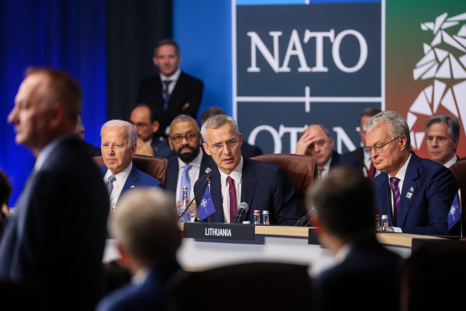 Sekretarz generalny NATO Jens Stoltenberg (C), prezydent Litwy Gitanas Nauseda (P) i prezydent USA Joe Biden (L) podczas szczytu NATO w Wilnie Fot. PAP/Leszek Szymański