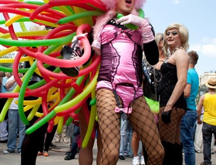 Tęczowy majdan w pełnej krasie