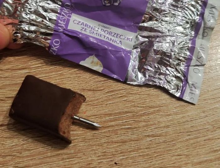 Cukierek z psikusem - dziecko prawie zjadło gwóźdź