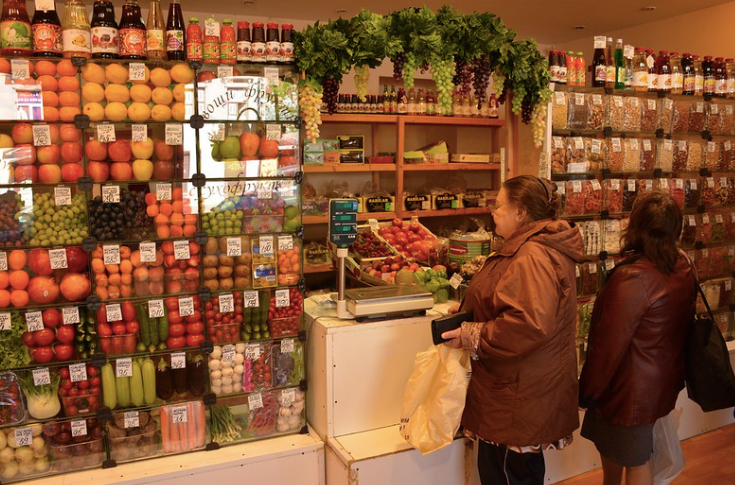 Rosjanie kupują nie tylko produkty spożywcze, np. sery, ale także artykuły gospodarstwa domowego. fot. Paul Arps, CC BY 2.0