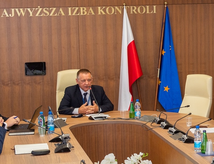 Poseł PO: Nie bronimy Banasia, ale akcja PiS wygląda na szytą grubymi nićmi