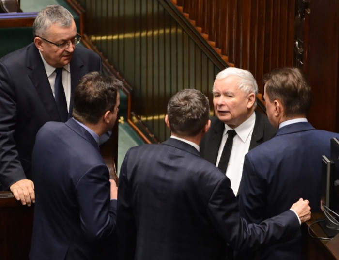 Najnowszy sondaż CBOS. PiS - 39 proc., PO - 22 proc. Do Sejmu wchodzą tylko cztery partie