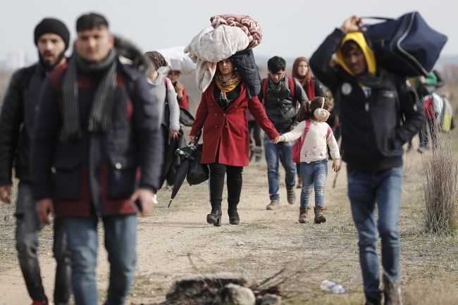 Migranci z Syrii w drodze na przejście graniczne Turcja-Grecja, fot. PAP/EPA/DIMITRIS TOSIDIS