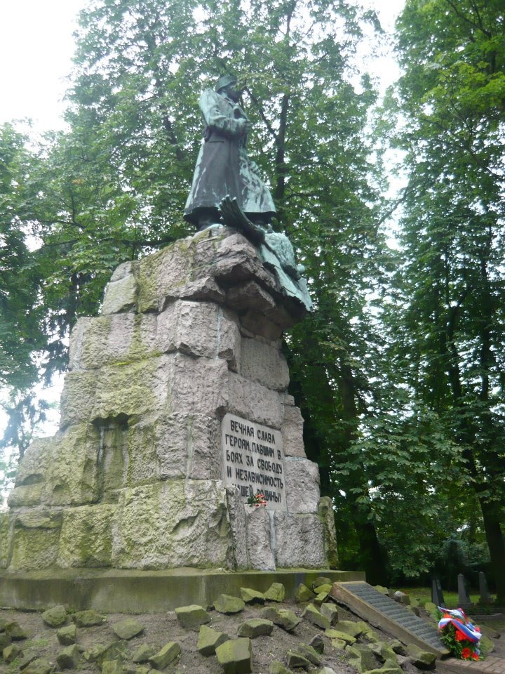 Pomnik żołnierza radzieckiego na cmentarzu w Wolsztynie. 5 lipca 2012.