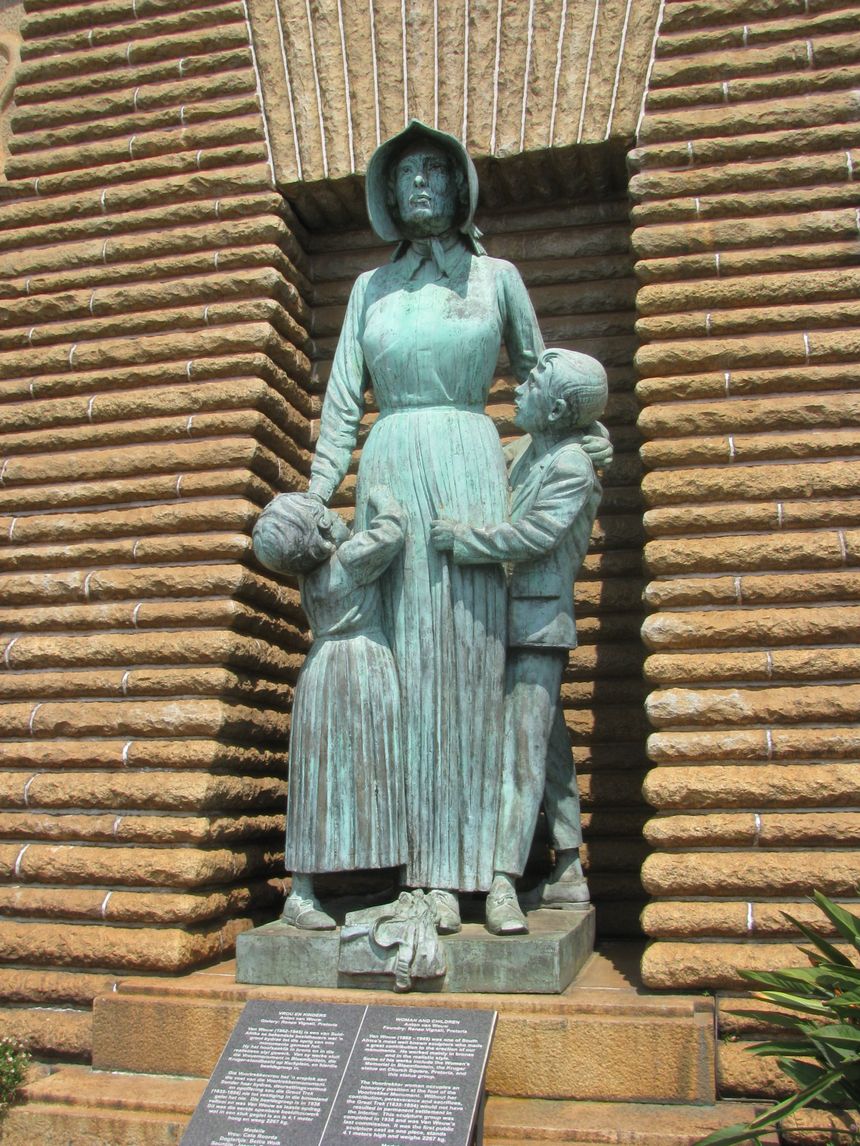 Pomnik kobiety z dziećmi w centralnej części Pomnika Voortrekkera, przedmieścia Pretorii, RPA, wrzesień 2016. Cały obiekt nie wszystkim się podoba, ale zagrożony nie jest, gdyż wpisany został na listę UNESCO