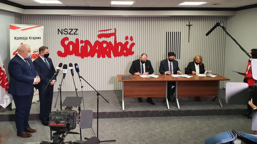 „Solidarność” oraz prezesi Orlenu, Lotosu i PGNiG podpisali umowę społeczną
