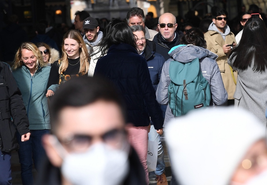 Na początku lutego włoski wiceminister zdrowia Pierpaolo Sileri ocenił, że "nadszedł czas, by przejść do zwyczajnego zarządzania zakażeniami, tak jak to ma miejsce w przypadku grypy". Fot. PAP/EPA/Daniel Dal Zennaro