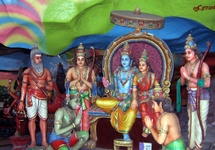 Hanuman klęczy przed Rama i jego żoną Sitą