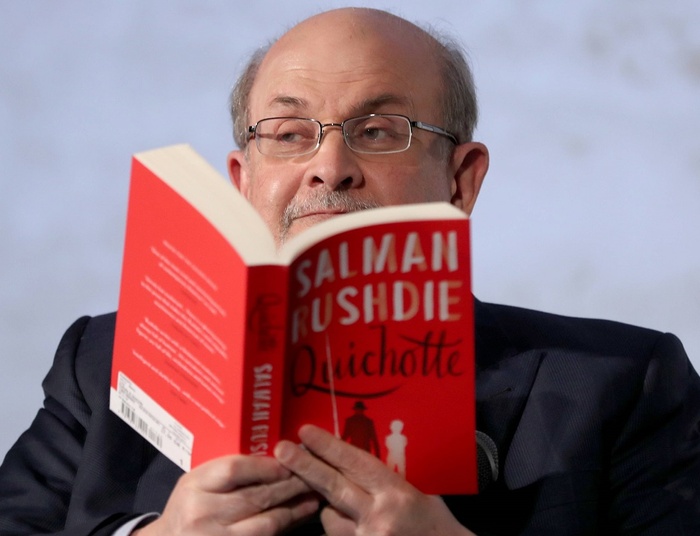 Salman Rushdie dźgnięty nożem. Autor "Szatańskich wersetów" zaatakowany w Nowym Jorku