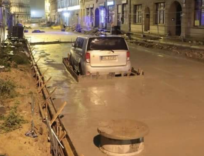 W Łodzi przeszli samych siebie. Wylali beton wokół zaparkowanego samochodu