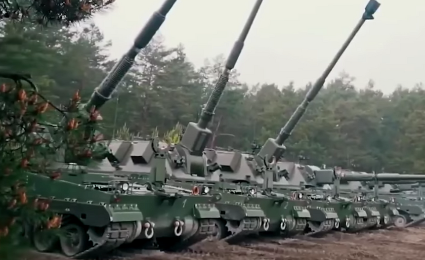 Sztab Generalny Sił Zbrojnych Ukrainy opublikował we wtorek nagranie pokazujące polskie armatohaubice Krab. Źródło: Facebook/Sztab Generalny Sił Zbrojnych Ukrainy