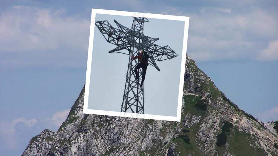 Giewont (tło), turysta wspinający się na krzyż na Giewoncie (Ś) / źródło: Wikipedia/Tygodnik Podhalański