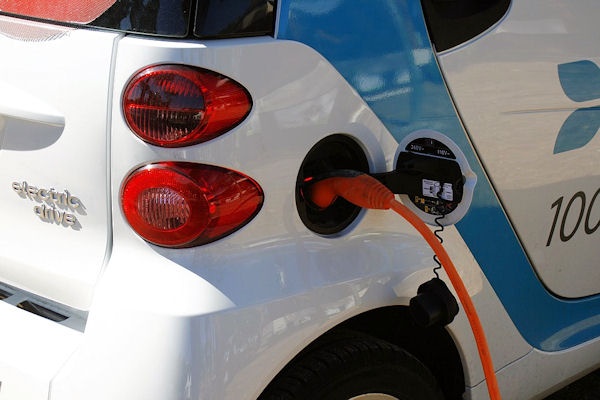 Rząd chce wprowadzić ulgi dla posiadaczy aut elektrycznych, m.in. darmowe ładowanie baterii na publicznych parkingach.